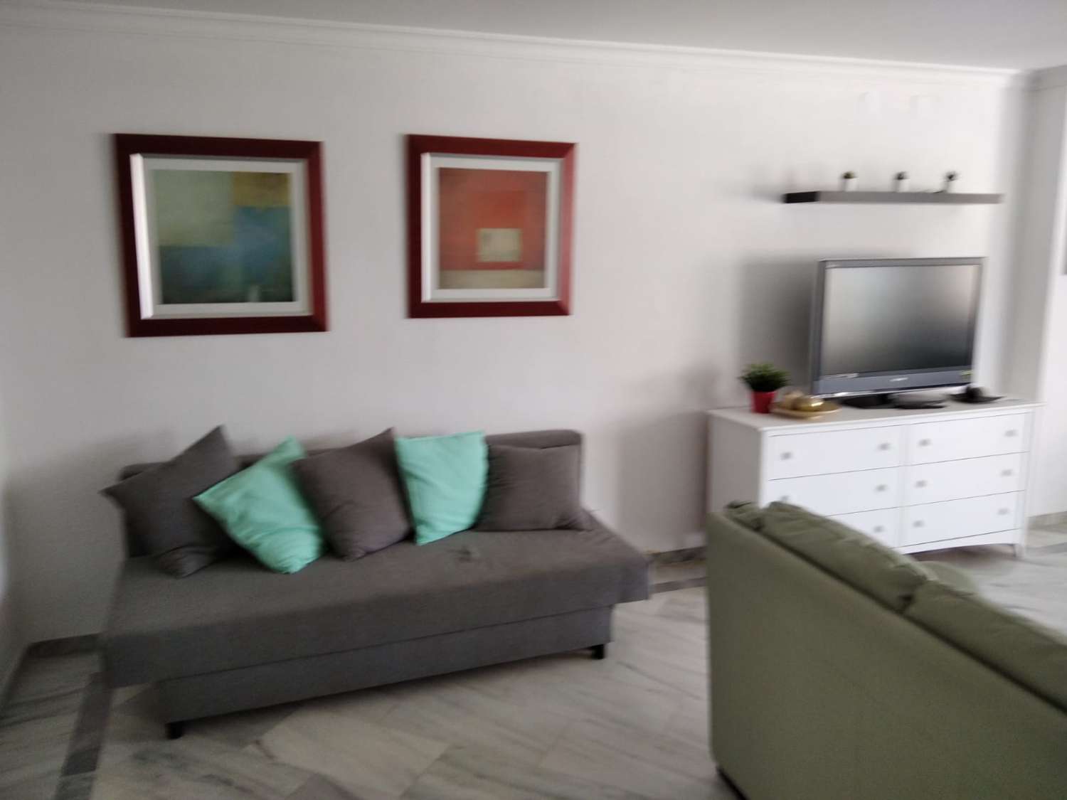 LARGA TEMPORADA . SE ALQUILA BONITO APARTAMENTO CON MAGNIFICAS VISTAS AL MAR EN 1ª LINEA DE PLAYA EN BENALMADENA