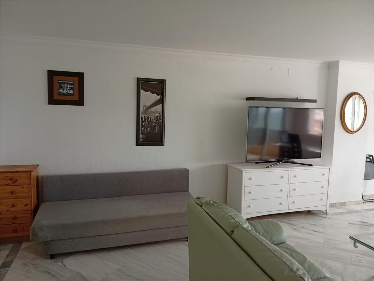LARGA TEMPORADA . SE ALQUILA BONITO APARTAMENTO CON MAGNIFICAS VISTAS AL MAR EN 1ª LINEA DE PLAYA EN BENALMADENA