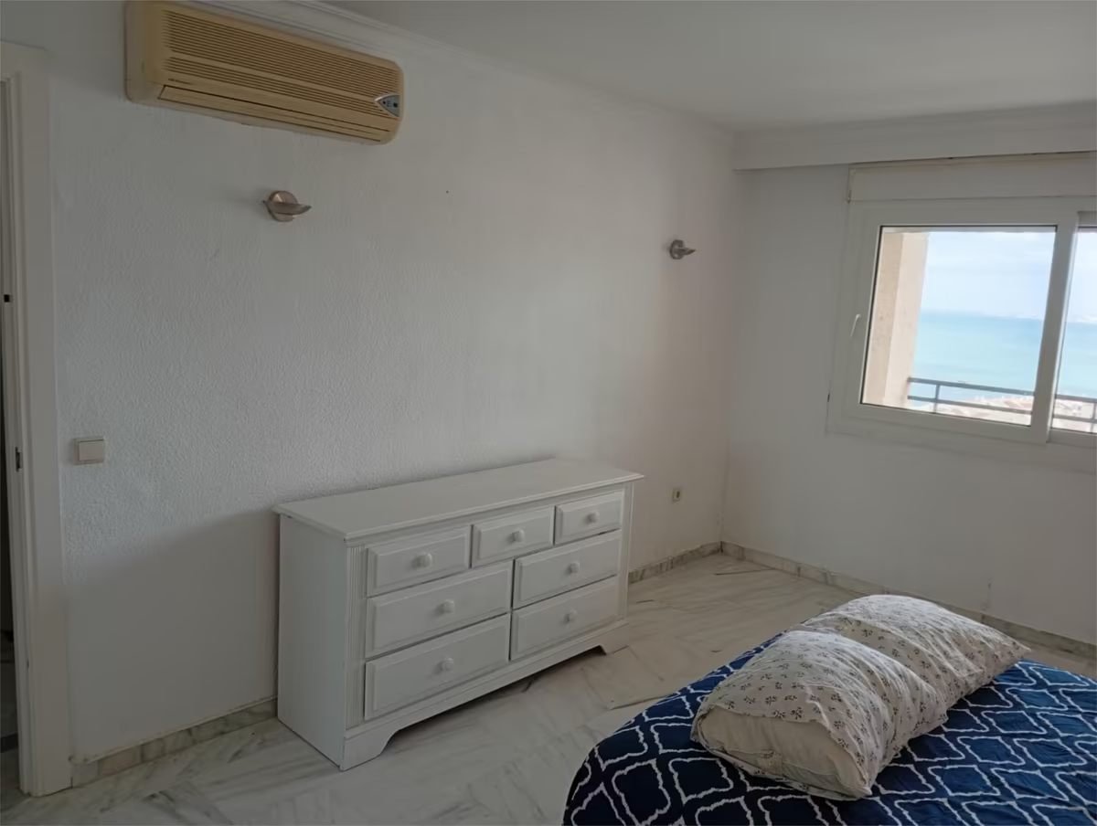 LARGA TEMPORADA . SE ALQUILA BONITO APARTAMENTO CON MAGNIFICAS VISTAS AL MAR EN 1ª LINEA DE PLAYA EN BENALMADENA
