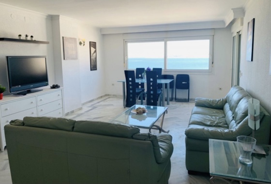 LARGA TEMPORADA . SE ALQUILA BONITO APARTAMENTO CON MAGNIFICAS VISTAS AL MAR EN 1ª LINEA DE PLAYA EN BENALMADENA