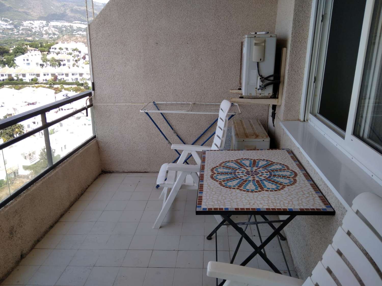LARGA TEMPORADA . SE ALQUILA BONITO APARTAMENTO CON MAGNIFICAS VISTAS AL MAR EN 1ª LINEA DE PLAYA EN BENALMADENA