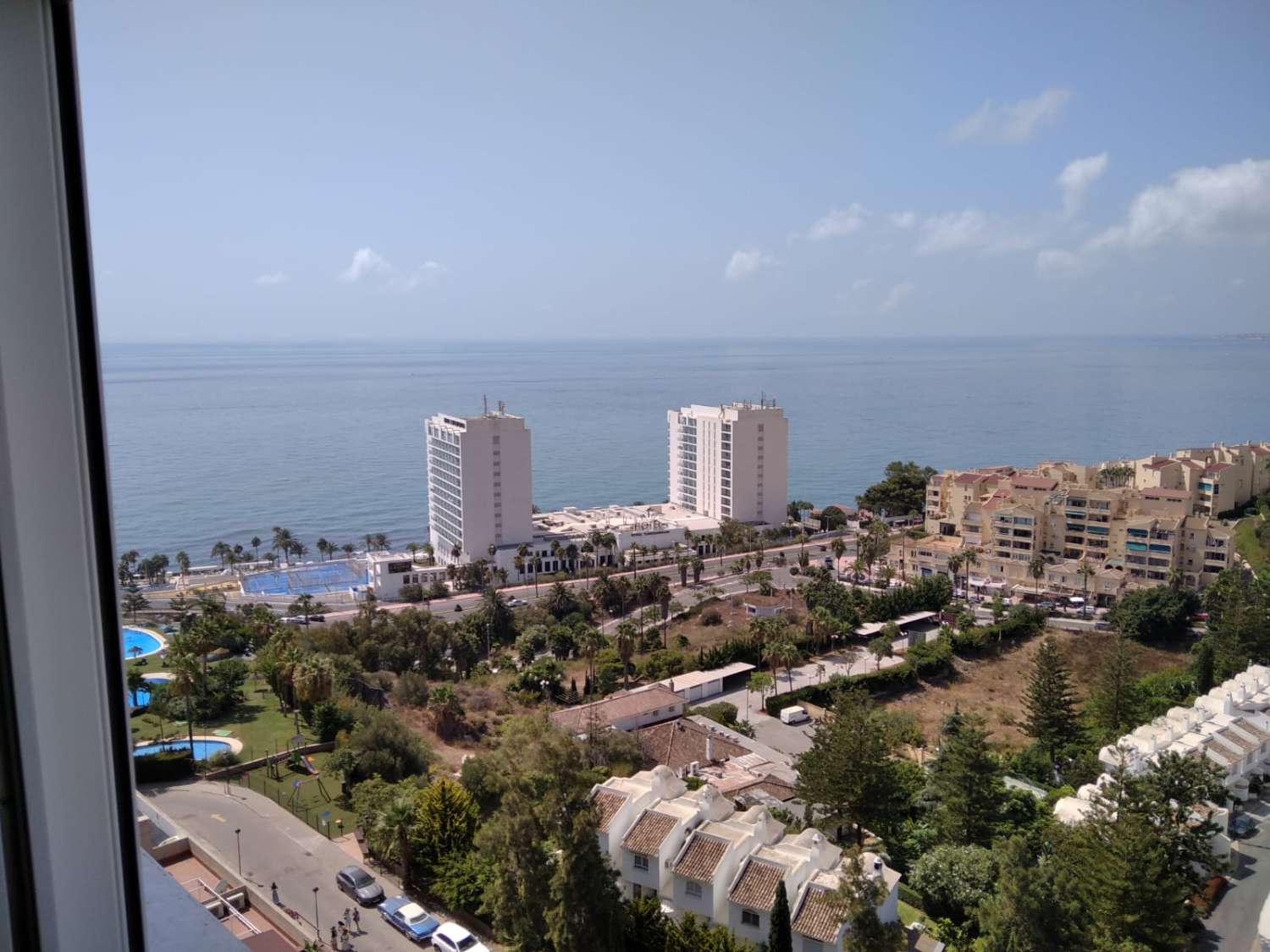 LARGA TEMPORADA . SE ALQUILA BONITO APARTAMENTO CON MAGNIFICAS VISTAS AL MAR EN 1ª LINEA DE PLAYA EN BENALMADENA
