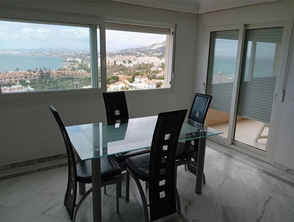 LARGA TEMPORADA . SE ALQUILA BONITO APARTAMENTO CON MAGNIFICAS VISTAS AL MAR EN 1ª LINEA DE PLAYA EN BENALMADENA
