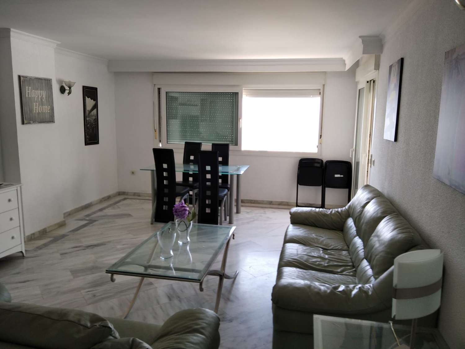 LARGA TEMPORADA . SE ALQUILA BONITO APARTAMENTO CON MAGNIFICAS VISTAS AL MAR EN 1ª LINEA DE PLAYA EN BENALMADENA