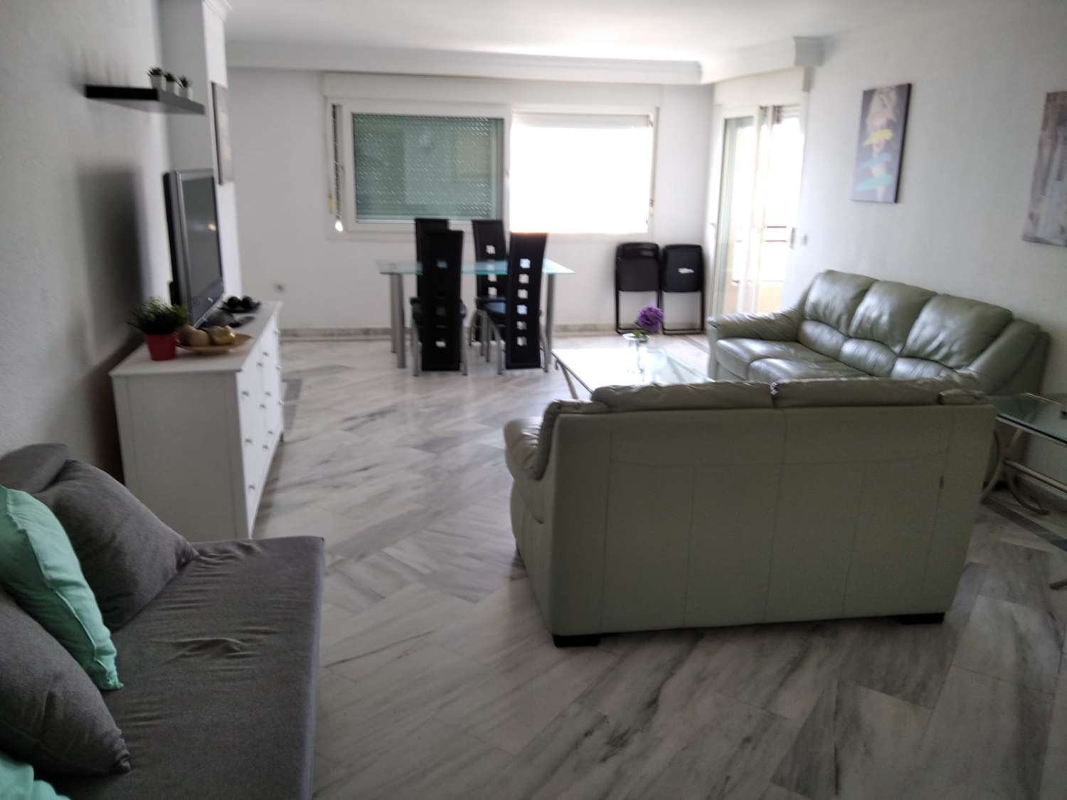 LARGA TEMPORADA . SE ALQUILA BONITO APARTAMENTO CON MAGNIFICAS VISTAS AL MAR EN 1ª LINEA DE PLAYA EN BENALMADENA