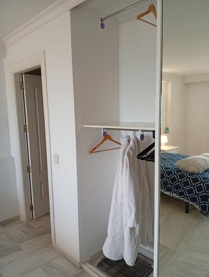 LARGA TEMPORADA . SE ALQUILA BONITO APARTAMENTO CON MAGNIFICAS VISTAS AL MAR EN 1ª LINEA DE PLAYA EN BENALMADENA