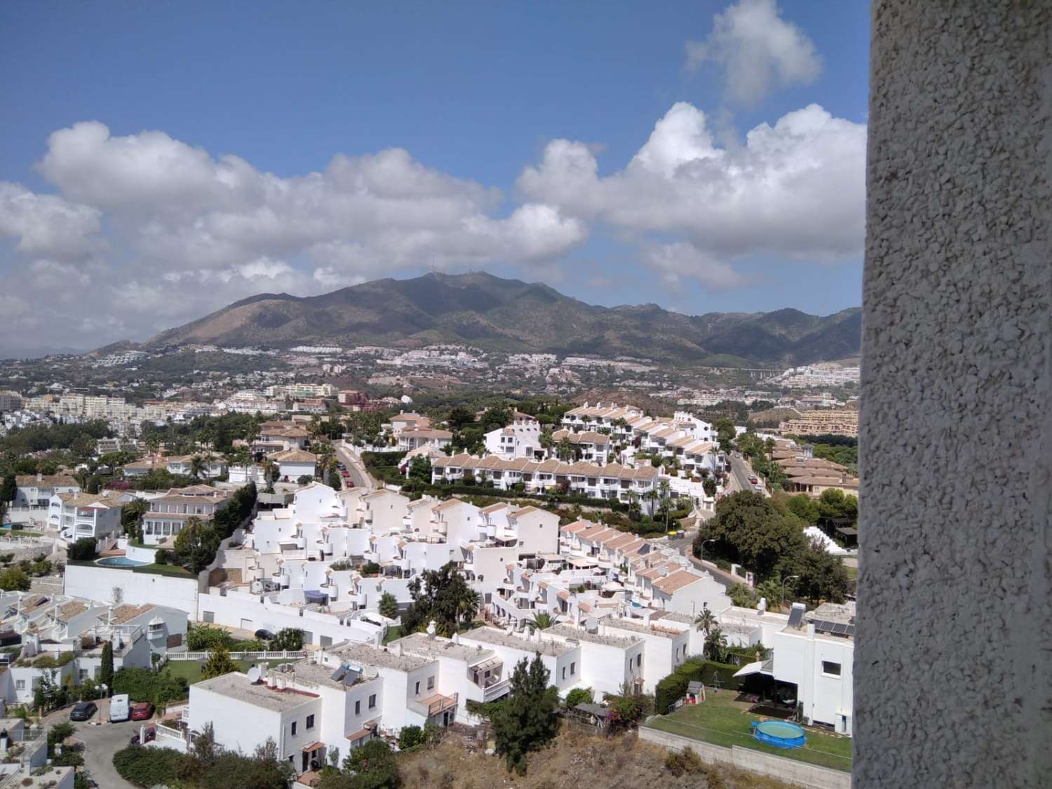 LARGA TEMPORADA . SE ALQUILA BONITO APARTAMENTO CON MAGNIFICAS VISTAS AL MAR EN 1ª LINEA DE PLAYA EN BENALMADENA