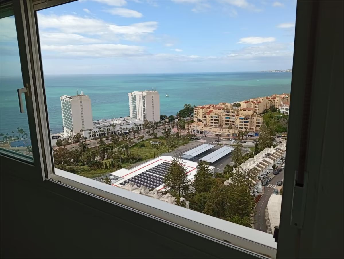 LARGA TEMPORADA . SE ALQUILA BONITO APARTAMENTO CON MAGNIFICAS VISTAS AL MAR EN 1ª LINEA DE PLAYA EN BENALMADENA