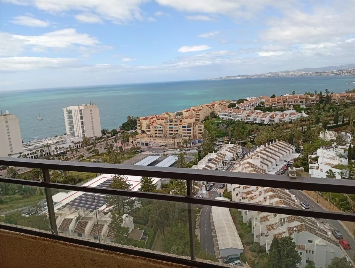 LARGA TEMPORADA . SE ALQUILA BONITO APARTAMENTO CON MAGNIFICAS VISTAS AL MAR EN 1ª LINEA DE PLAYA EN BENALMADENA