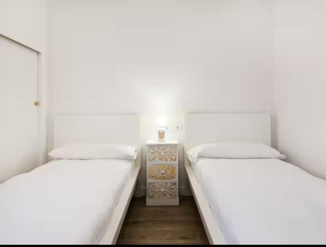 HALV SÆSON. TIL LEJE FRA 1.9.25-30.6.26 DEJLIG LEJLIGHED MED HAVUDSIGT I FUENGIROLA