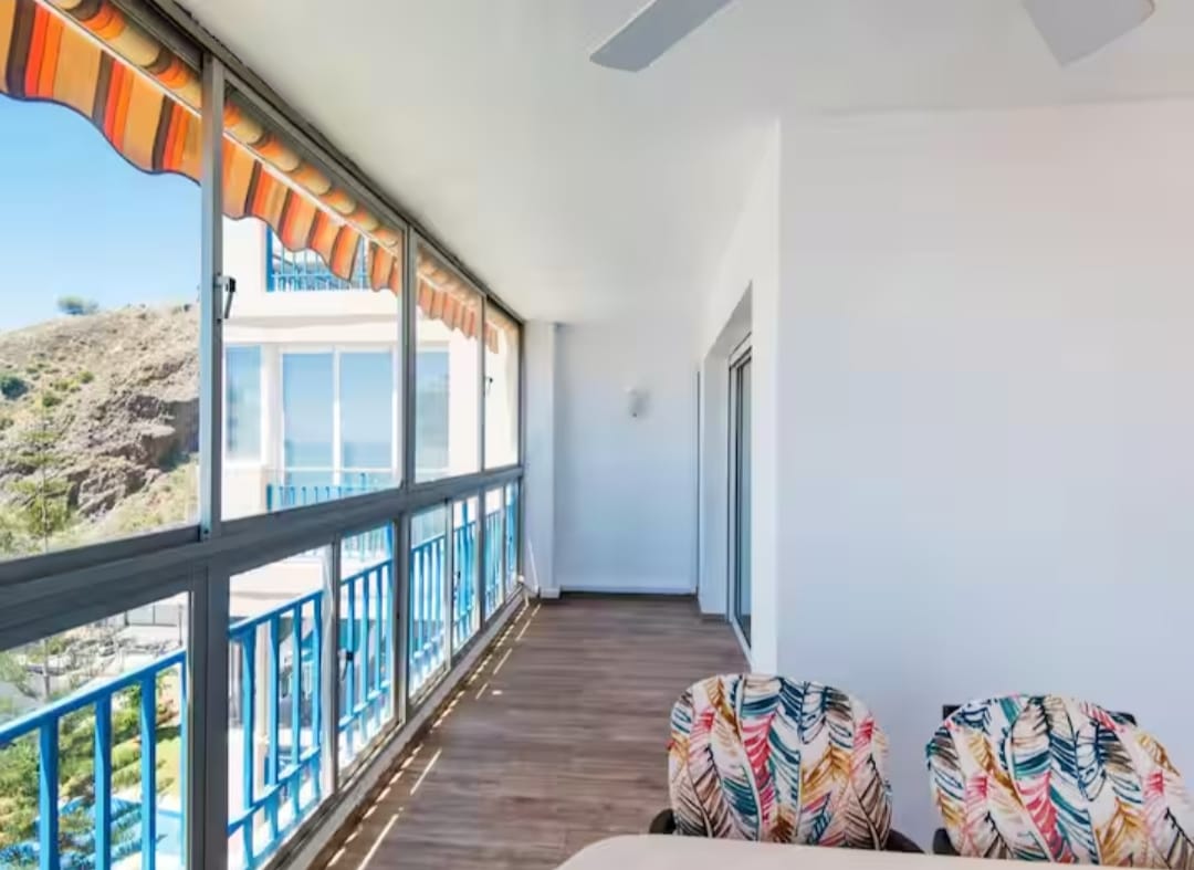 HALV SÆSON. TIL LEJE FRA 1.9.25-30.6.26 DEJLIG LEJLIGHED MED HAVUDSIGT I FUENGIROLA