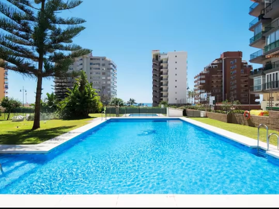 HALV SÆSON. TIL LEJE FRA 1.9.25-30.6.26 DEJLIG LEJLIGHED MED HAVUDSIGT I FUENGIROLA