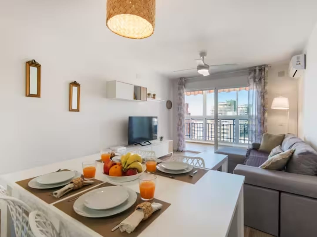 HALV SÆSON. TIL LEJE FRA 1.9.25-30.6.26 DEJLIG LEJLIGHED MED HAVUDSIGT I FUENGIROLA