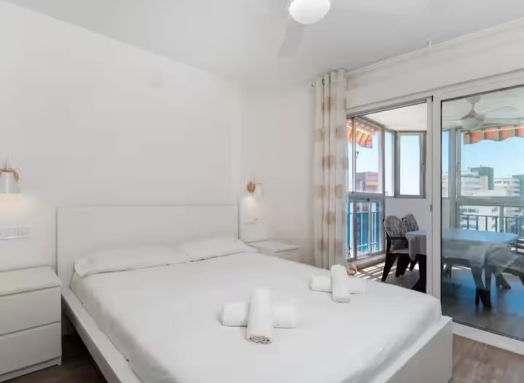 HALV SÆSON. TIL LEJE FRA 1.9.25-30.6.26 DEJLIG LEJLIGHED MED HAVUDSIGT I FUENGIROLA