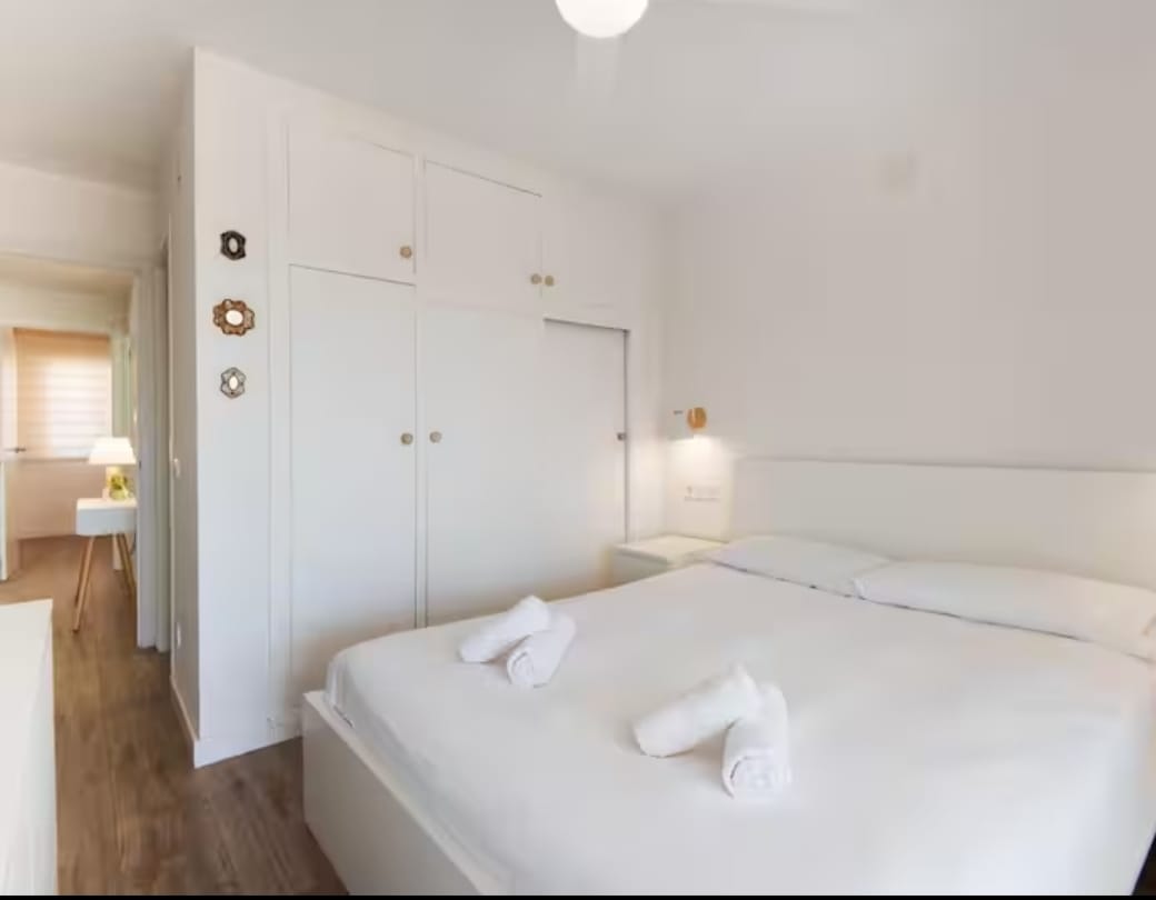 HALV SÆSON. TIL LEJE FRA 1.9.25-30.6.26 DEJLIG LEJLIGHED MED HAVUDSIGT I FUENGIROLA