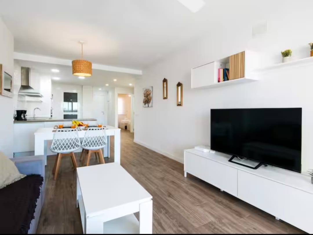 HALV SÆSON. TIL LEJE FRA 1.9.25-30.6.26 DEJLIG LEJLIGHED MED HAVUDSIGT I FUENGIROLA