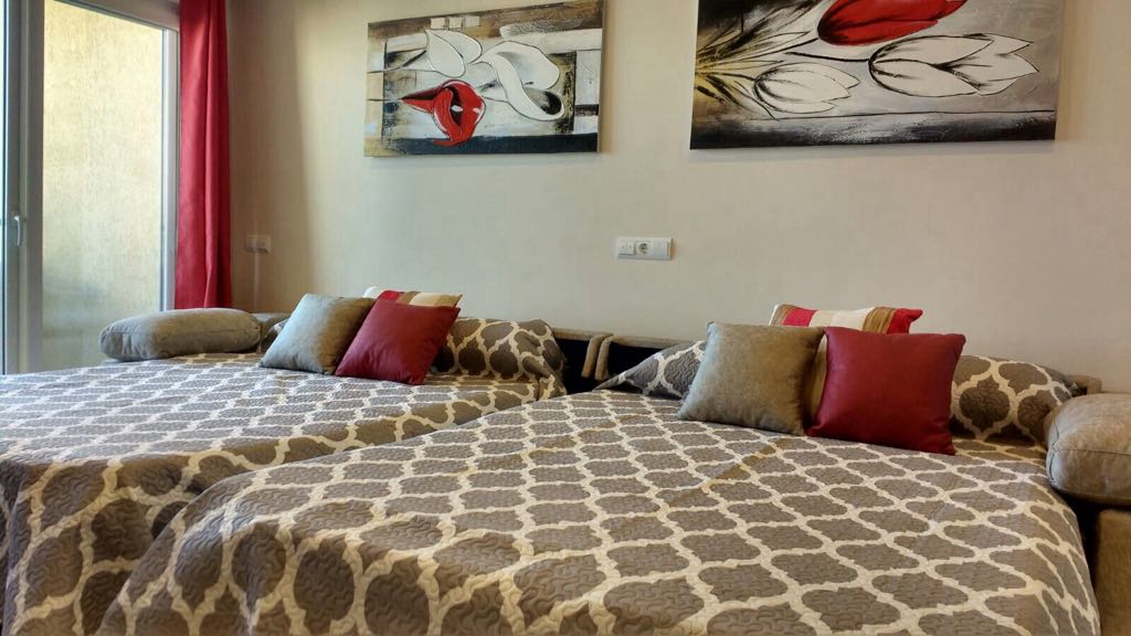 HALV PERIODE TIL LEJE FRA 1.10.25-30.6.26 DEJLIGT STUDIE MED FRONTAL HAVUDSIGT I TORREMOLINOS VED SIDEN AF PUERTO MARINA