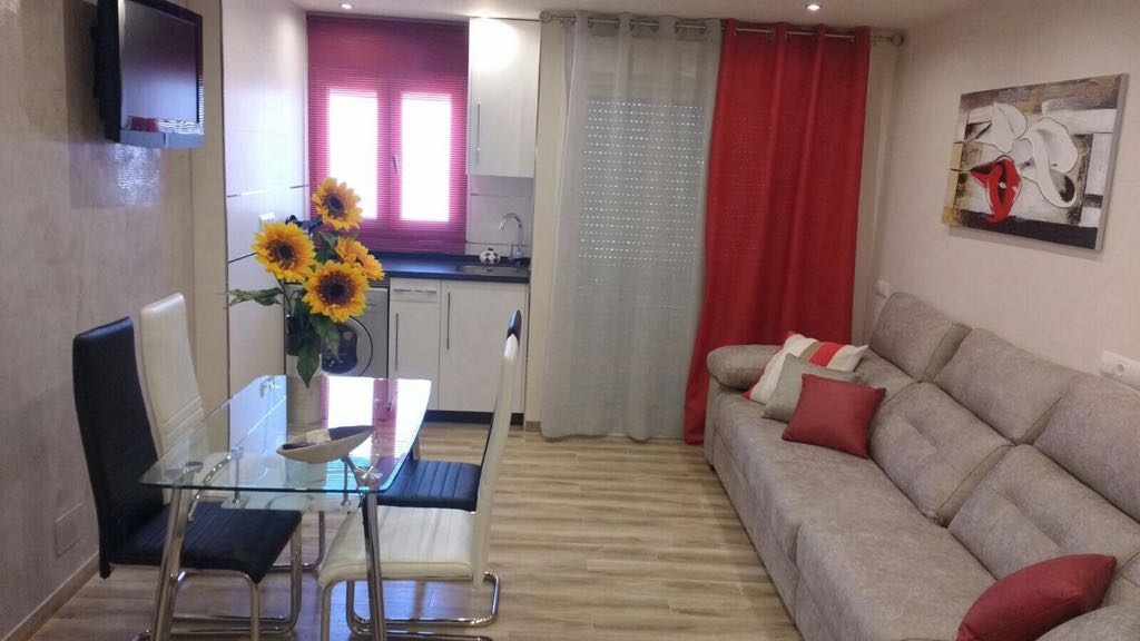 HALV PERIODE TIL LEJE FRA 1.10.25-30.6.26 DEJLIGT STUDIE MED FRONTAL HAVUDSIGT I TORREMOLINOS VED SIDEN AF PUERTO MARINA