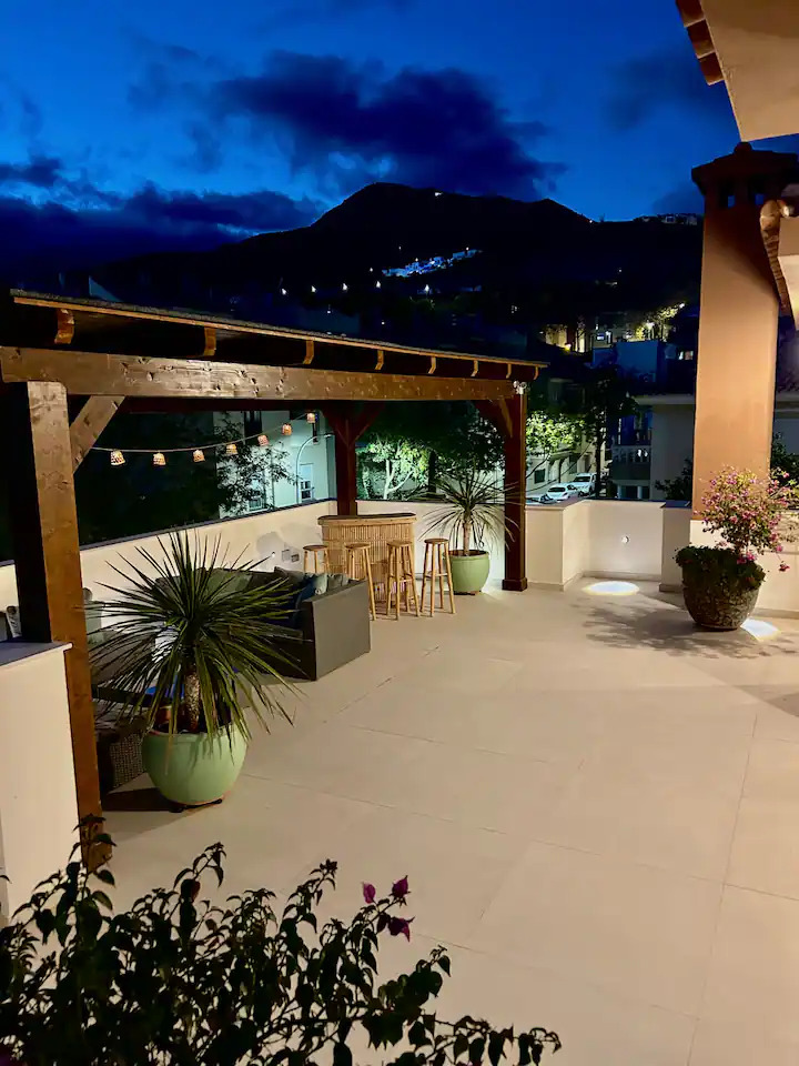 MEDIA TEMPORADA . SE ALQUILA DESDE 1.9.25-30.6.26 MAGNIFICA VILLA EN  ARROYO DE LA MIEL (BENALMADENA)
