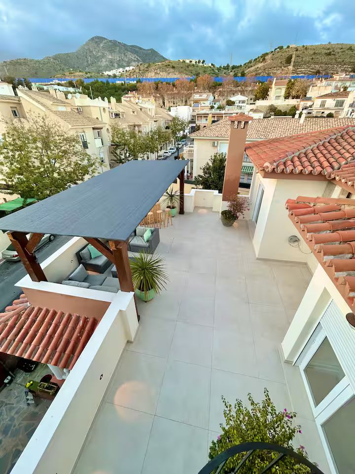 MEDIA TEMPORADA . SE ALQUILA DESDE 1.9.25-30.6.26 MAGNIFICA VILLA EN  ARROYO DE LA MIEL (BENALMADENA)