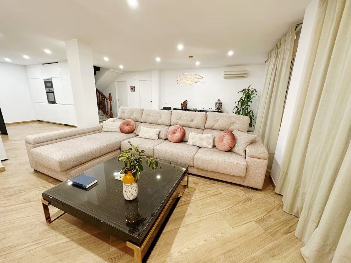 MEDIA TEMPORADA . SE ALQUILA DESDE 1.9.25-30.6.26 MAGNIFICA VILLA EN  ARROYO DE LA MIEL (BENALMADENA)