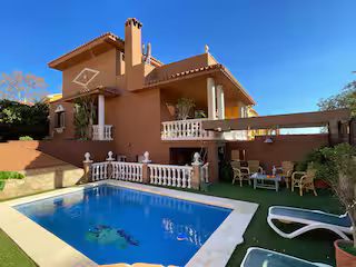 MEDIA TEMPORADA . SE ALQUILA DESDE 1.9.25-30.6.26 MAGNIFICA VILLA EN  ARROYO DE LA MIEL (BENALMADENA)