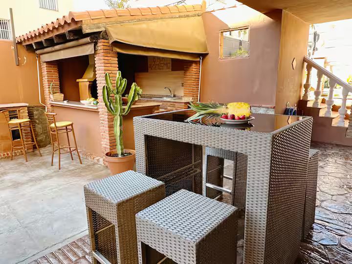 MEDIA TEMPORADA . SE ALQUILA DESDE 1.9.25-30.6.26 MAGNIFICA VILLA EN  ARROYO DE LA MIEL (BENALMADENA)