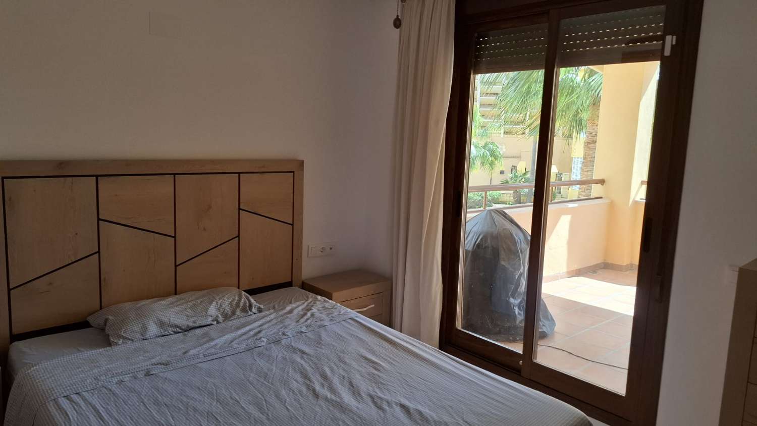 LÅNGTIDSUTHYRNING FRÅN 1.9.25 RYMLIG LÄGENHET MED HAVSUTSIKT I TORREQUEBRADA (BENALMADENA)