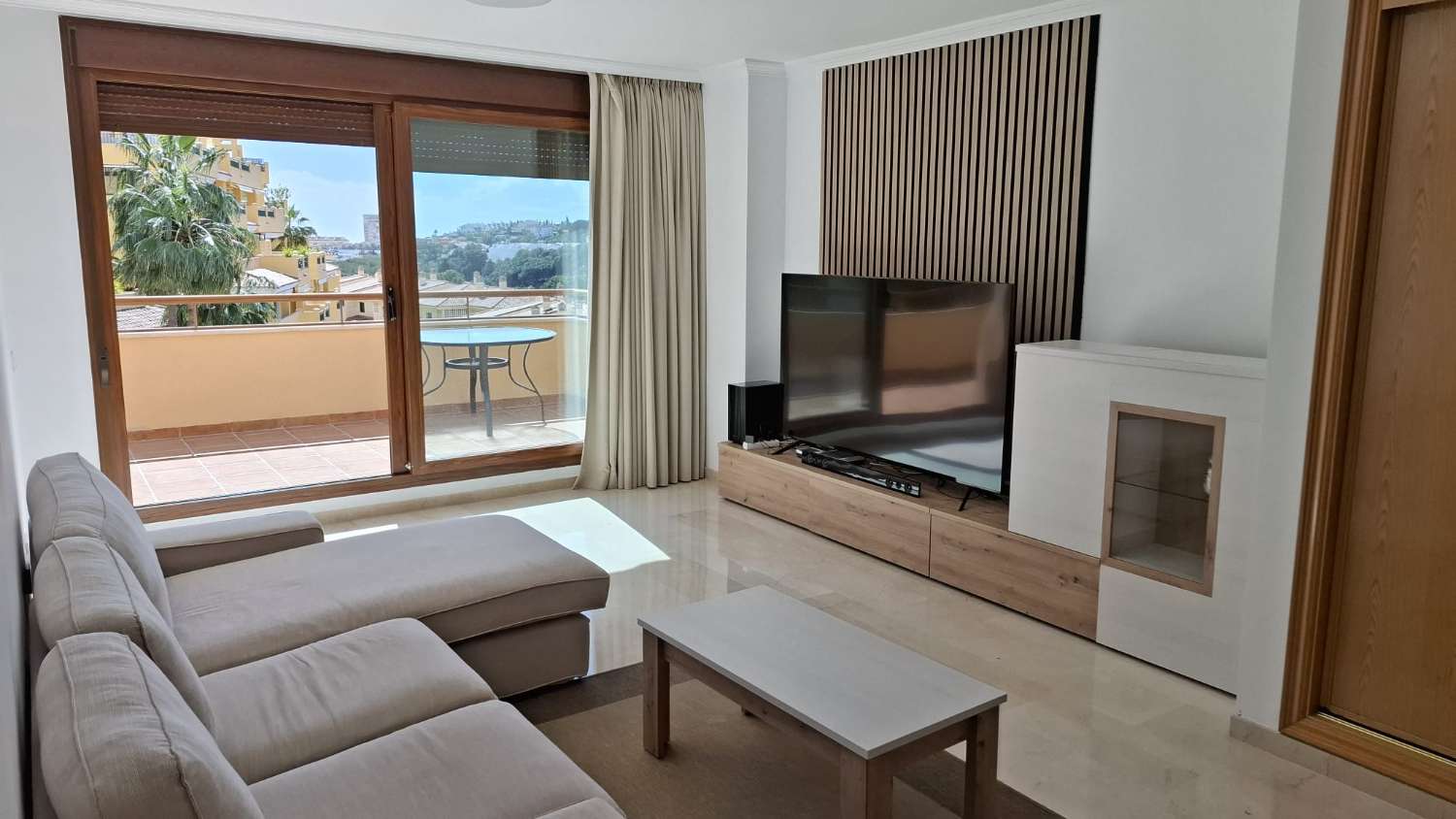 LÅNGTIDSUTHYRNING FRÅN 1.9.25 RYMLIG LÄGENHET MED HAVSUTSIKT I TORREQUEBRADA (BENALMADENA)