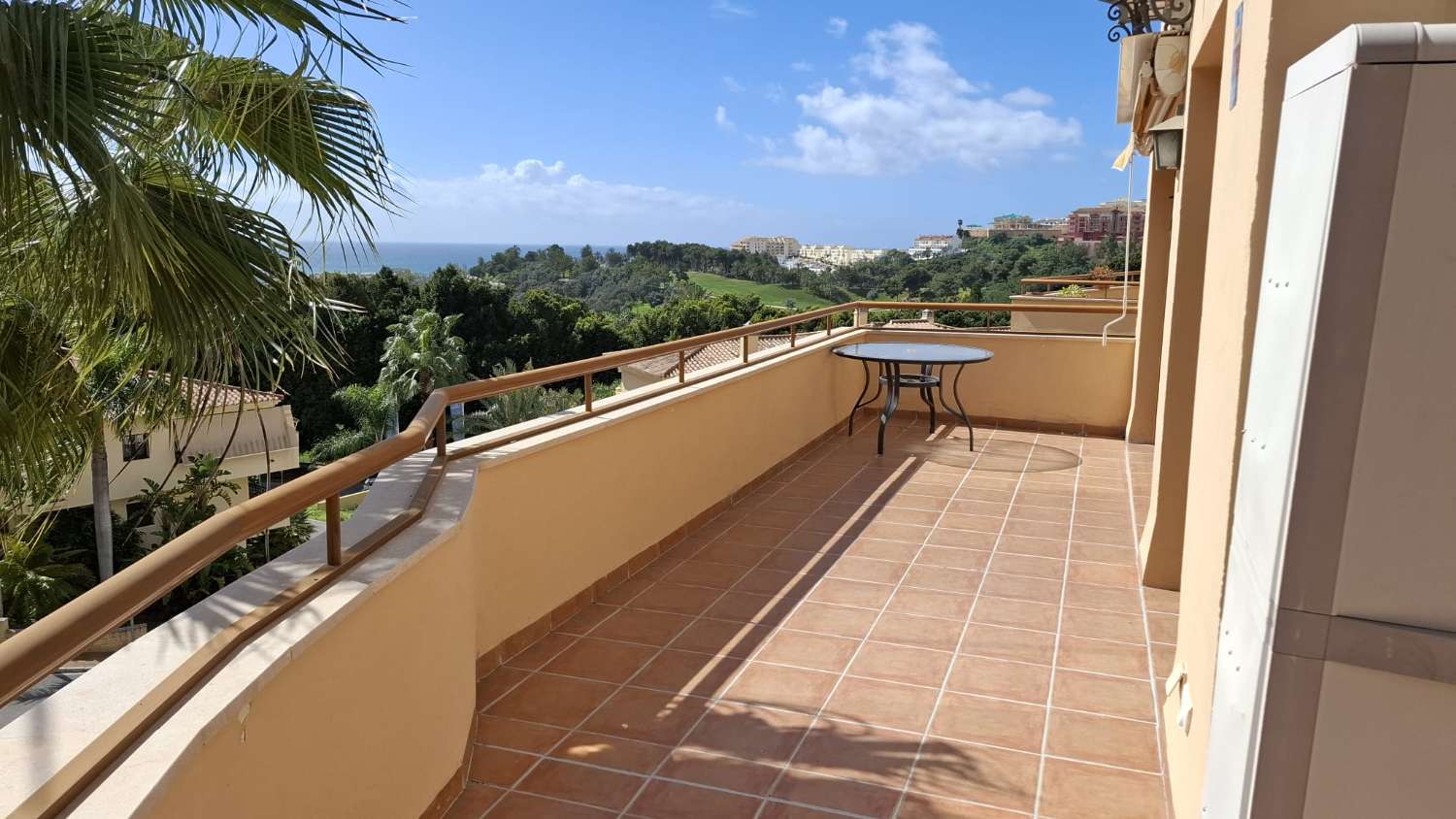 LÅNGTIDSUTHYRNING FRÅN 1.9.25 RYMLIG LÄGENHET MED HAVSUTSIKT I TORREQUEBRADA (BENALMADENA)