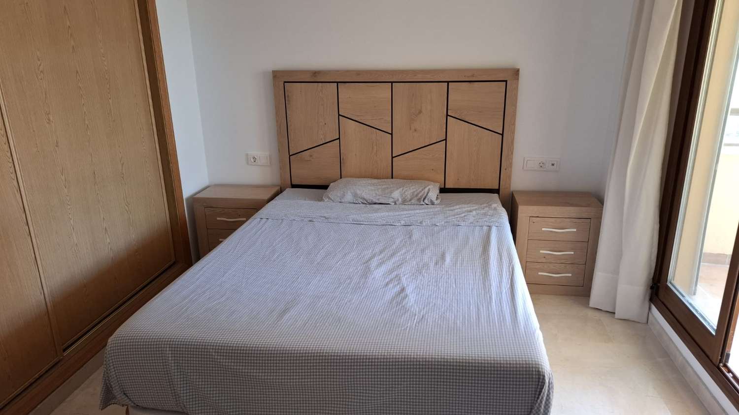 LÅNGTIDSUTHYRNING FRÅN 1.9.25 RYMLIG LÄGENHET MED HAVSUTSIKT I TORREQUEBRADA (BENALMADENA)