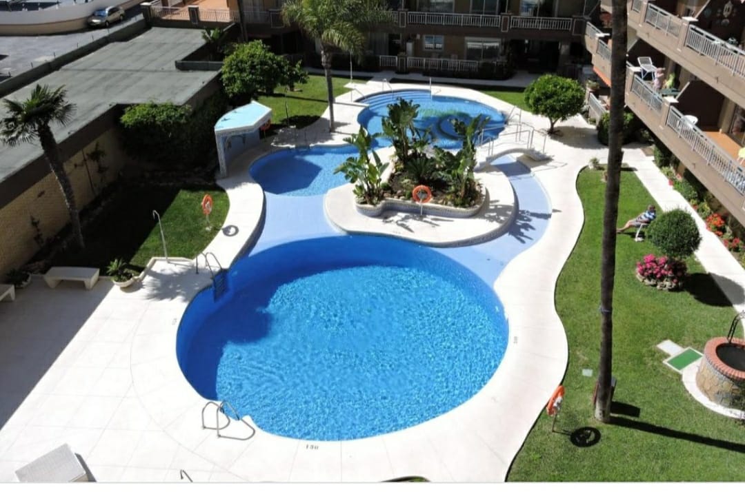 PUOLI KAUTTA. VUOKRATTAVANA 1.09.26-30.6.27 UPEA HUONEISTO MERINÄKÖALALLA LOS BOLICHESISSA (FUENGIROLA)