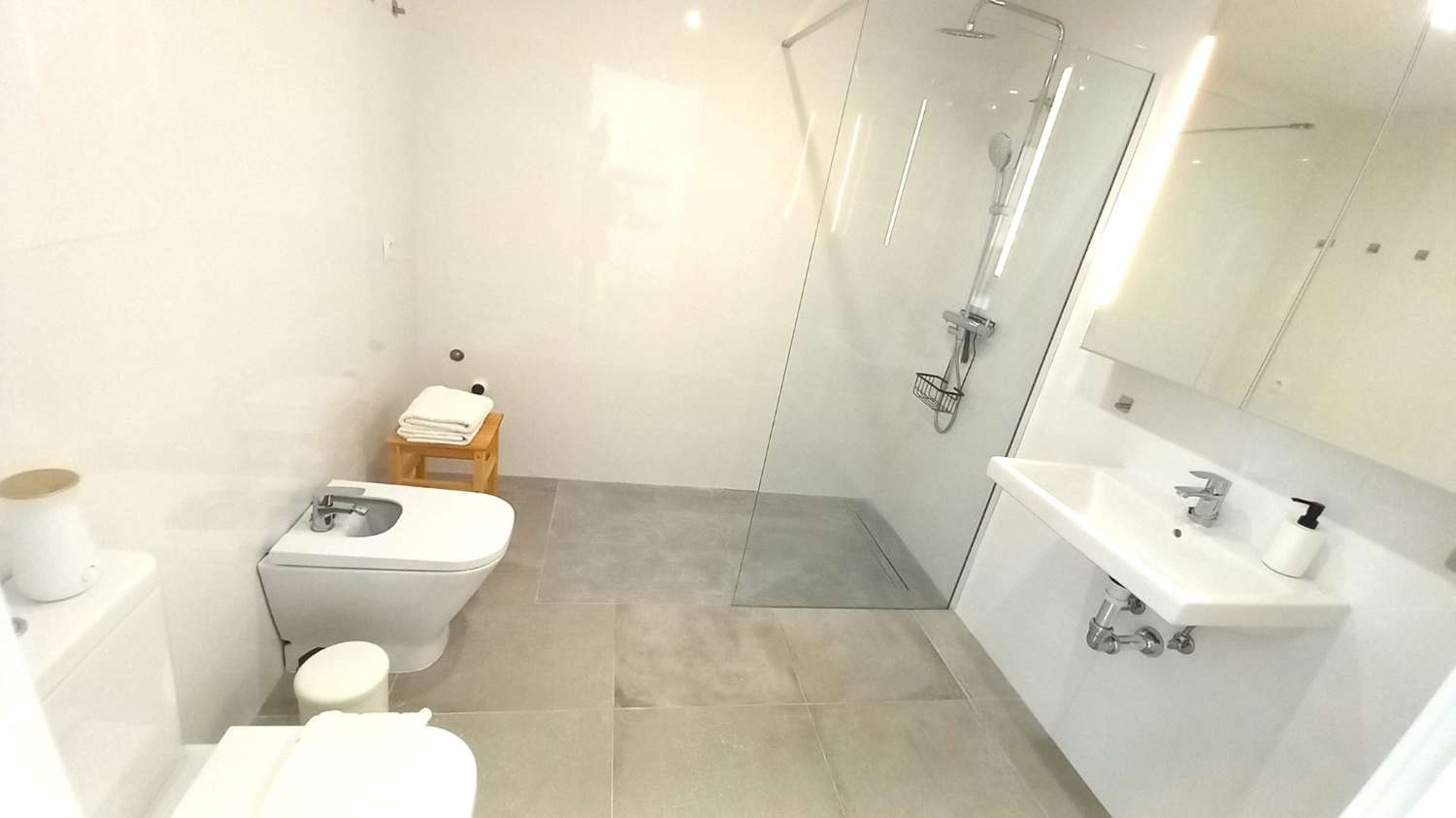 ALQUILER A MEDIO PLAZO DESDE  1.10.25 -31.5.26 BONITO PISO EN FUENGIROLA