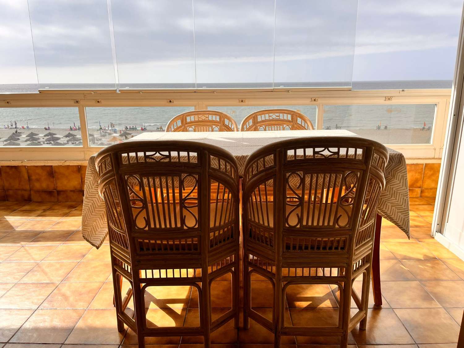 UTHYRES FRÅN 01.10.26-30.06.27 MAGNIFIK LÄGENHET MED HAVSUTSIKT PÅ 1: A RADEN AV STRANDEN I LOS BOLICHES (FUENGIROLA)