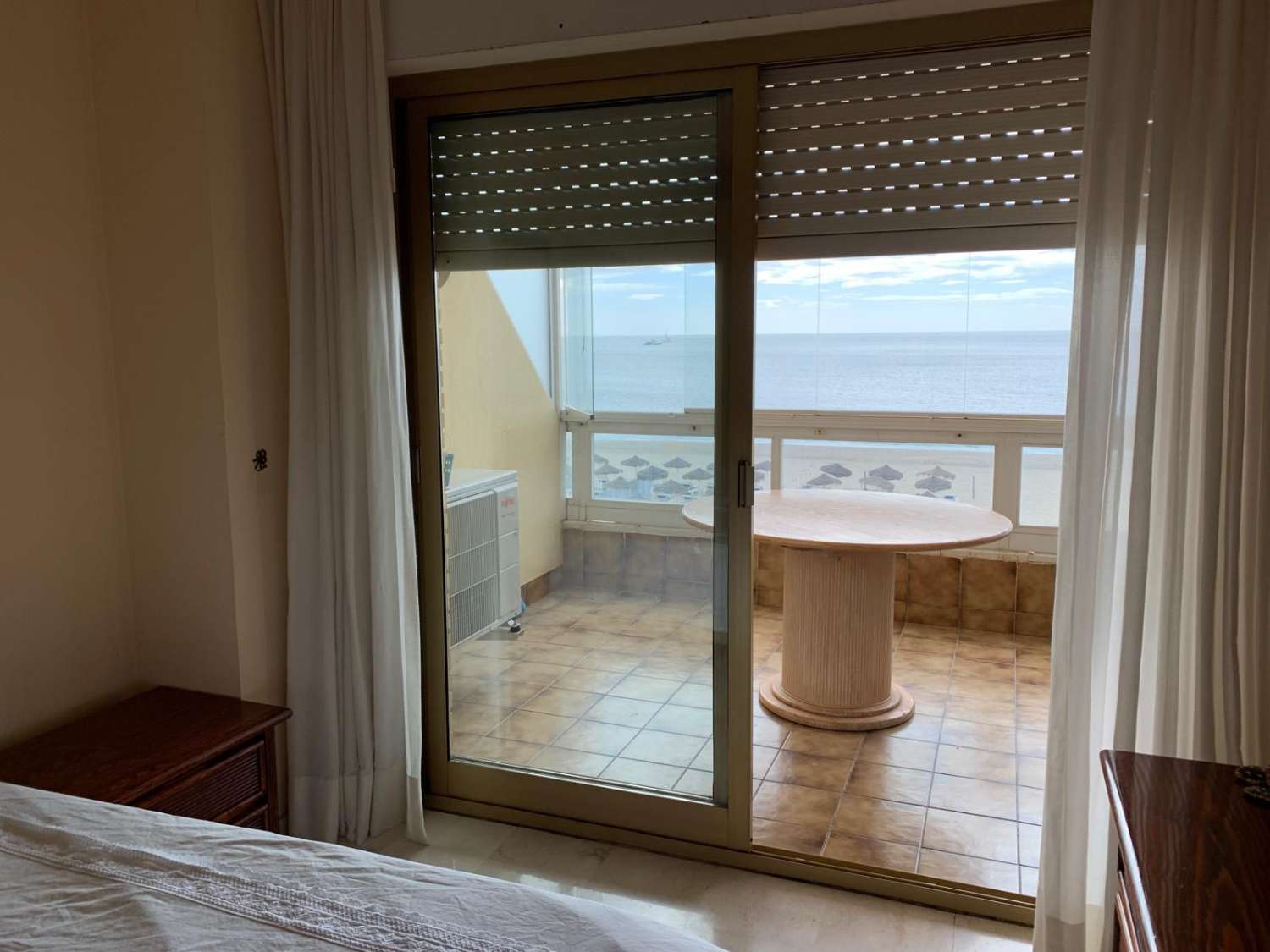 UTHYRES FRÅN 01.10.26-30.06.27 MAGNIFIK LÄGENHET MED HAVSUTSIKT PÅ 1: A RADEN AV STRANDEN I LOS BOLICHES (FUENGIROLA)