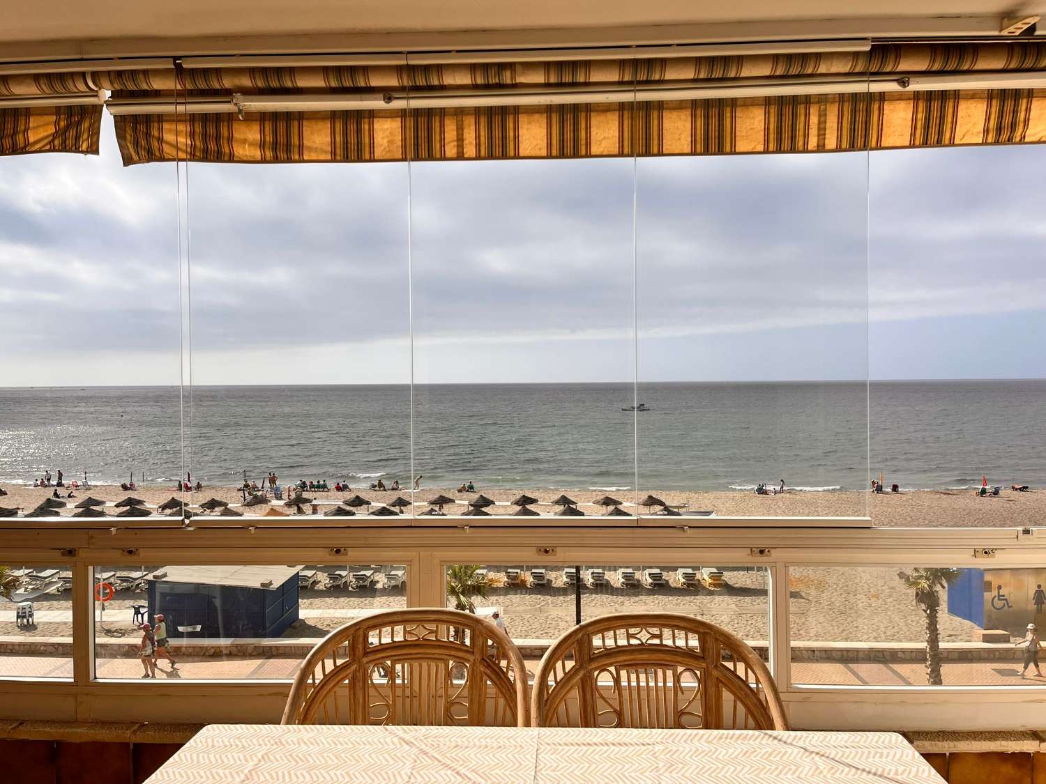 UTHYRES FRÅN 01.10.26-30.06.27 MAGNIFIK LÄGENHET MED HAVSUTSIKT PÅ 1: A RADEN AV STRANDEN I LOS BOLICHES (FUENGIROLA)