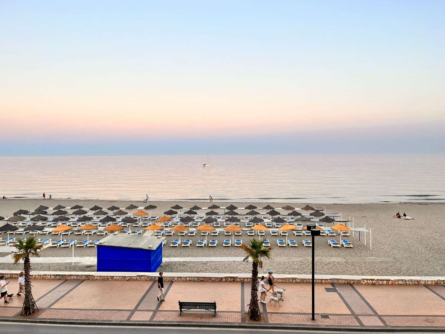 UTHYRES FRÅN 01.10.26-30.06.27 MAGNIFIK LÄGENHET MED HAVSUTSIKT PÅ 1: A RADEN AV STRANDEN I LOS BOLICHES (FUENGIROLA)