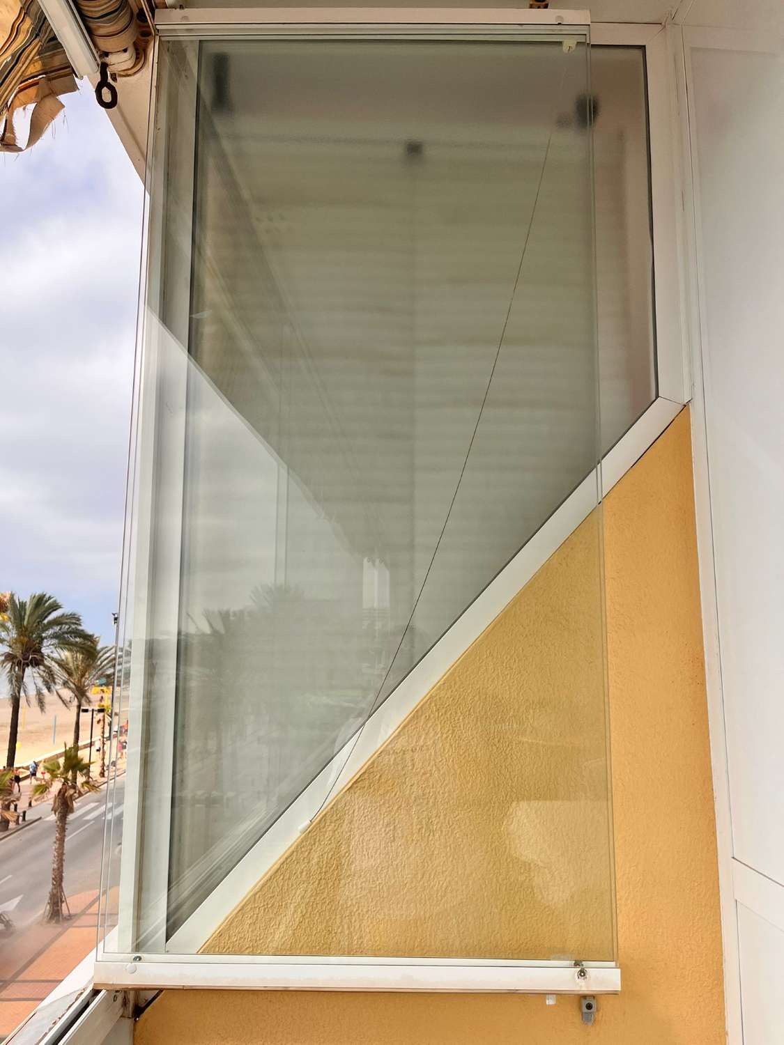 UTHYRES FRÅN 01.10.26-30.06.27 MAGNIFIK LÄGENHET MED HAVSUTSIKT PÅ 1: A RADEN AV STRANDEN I LOS BOLICHES (FUENGIROLA)