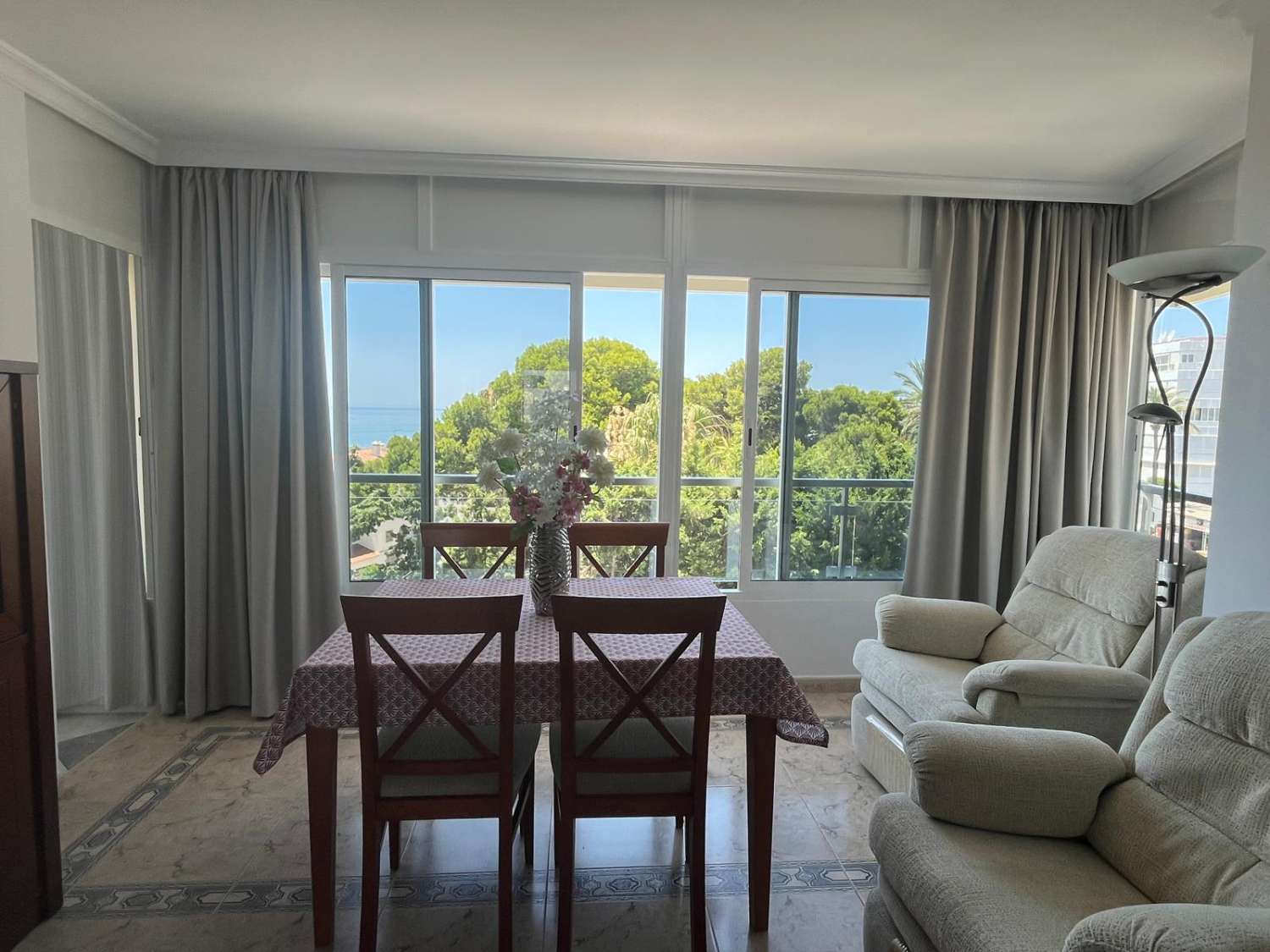 Middenseizoen . Te huur van 1.11.25-31.5.2026 Mooi appartement met uitzicht op zee op de 1e lijn in Benalmádena