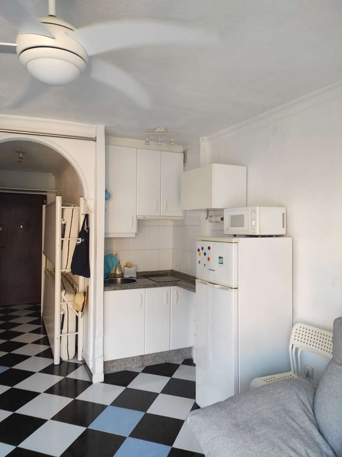 HALF SEASON.  FOR RENT FROM 1.9.25-30.6.26 NICE STUDIO WITH SEA VIEWS ON 1ST LINE BENYAMINA-PLAYAMAR (TORREMOLINOS)