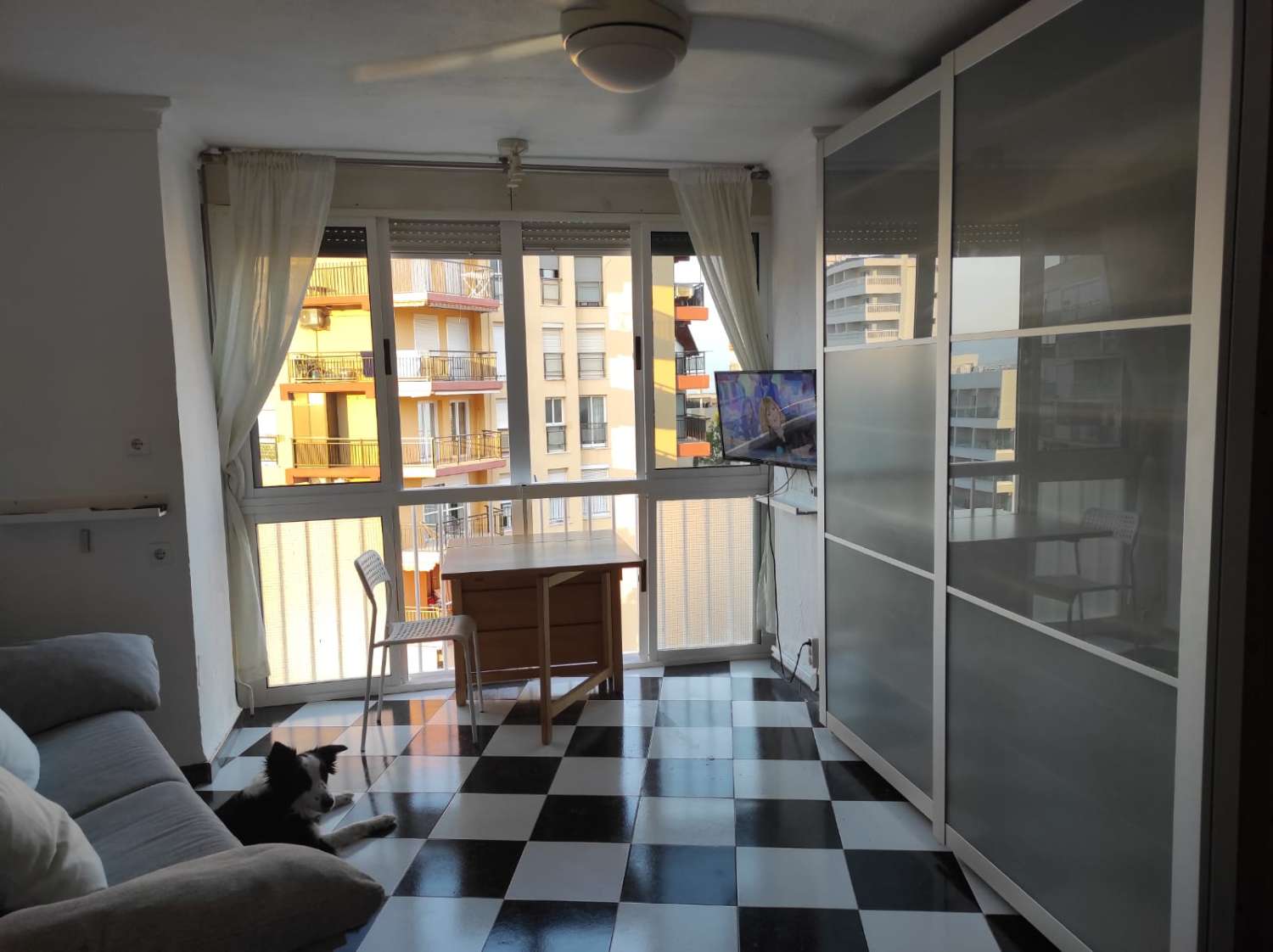 HALF SEASON.  FOR RENT FROM 1.9.25-30.6.26 NICE STUDIO WITH SEA VIEWS ON 1ST LINE BENYAMINA-PLAYAMAR (TORREMOLINOS)