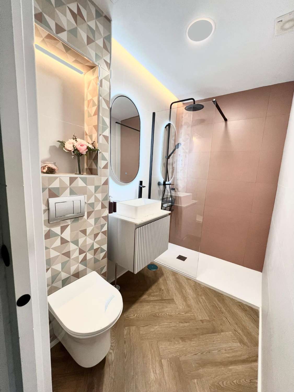 MEDIA TEMPORADA. SE ALQUILA DESDE  1.9.25-30.6.26   PRECIOSO APARTAMENTO   EN 1ª LÍNEA DE PLAYA CON VISTAS LATERALES AL MAR EN BENALMÁDENA.
