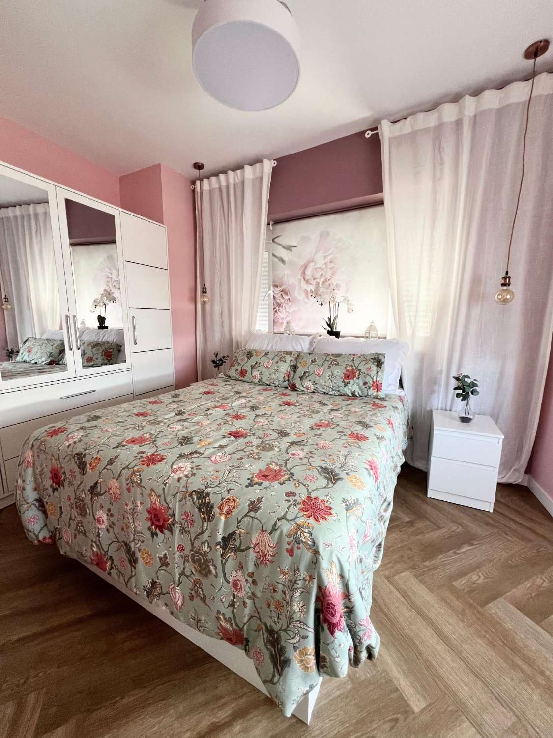 MEDIA TEMPORADA. SE ALQUILA DESDE  1.9.25-30.6.26   PRECIOSO APARTAMENTO   EN 1ª LÍNEA DE PLAYA CON VISTAS LATERALES AL MAR EN BENALMÁDENA.