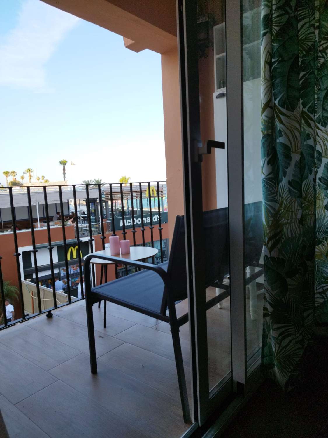 MEDIA TEMPORADA. SE ALQUILA DESDE  1.9.25-30.6.26   PRECIOSO APARTAMENTO   EN 1ª LÍNEA DE PLAYA CON VISTAS LATERALES AL MAR EN BENALMÁDENA.