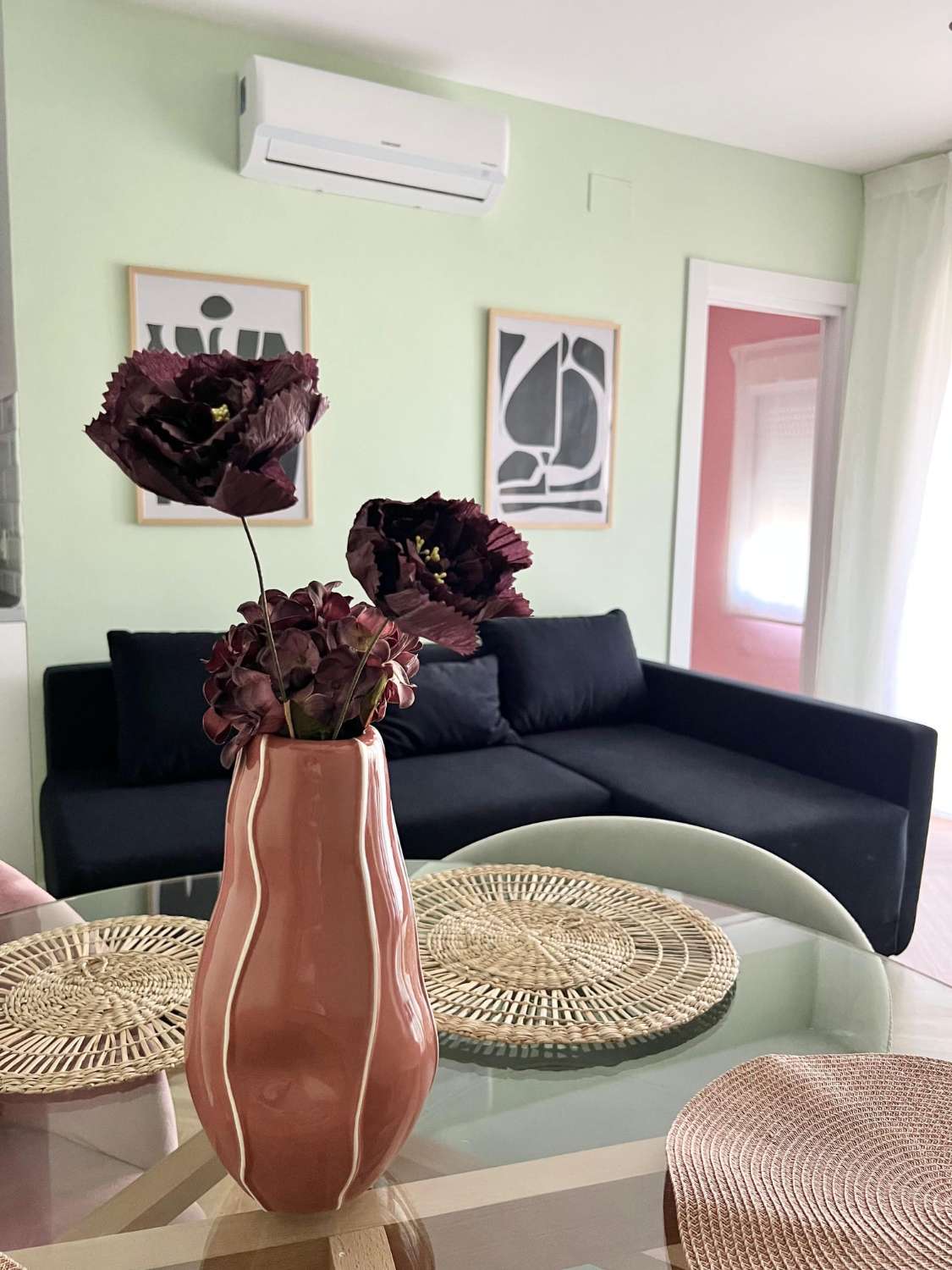MEDIA TEMPORADA. SE ALQUILA DESDE  1.9.25-30.6.26   PRECIOSO APARTAMENTO   EN 1ª LÍNEA DE PLAYA CON VISTAS LATERALES AL MAR EN BENALMÁDENA.