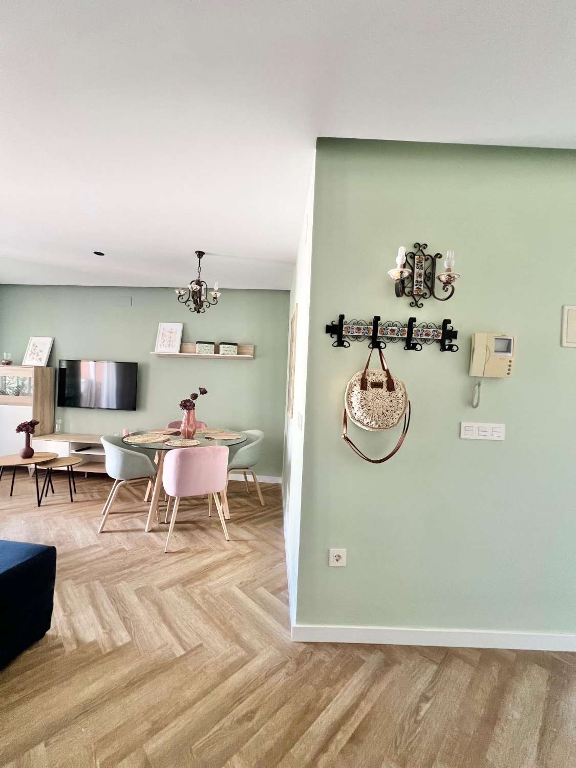 MEDIA TEMPORADA. SE ALQUILA DESDE  1.9.25-30.6.26   PRECIOSO APARTAMENTO   EN 1ª LÍNEA DE PLAYA CON VISTAS LATERALES AL MAR EN BENALMÁDENA.