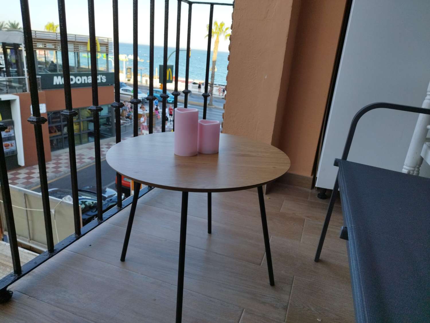 MEDIA TEMPORADA. SE ALQUILA DESDE  1.9.25-30.6.26   PRECIOSO APARTAMENTO   EN 1ª LÍNEA DE PLAYA CON VISTAS LATERALES AL MAR EN BENALMÁDENA.