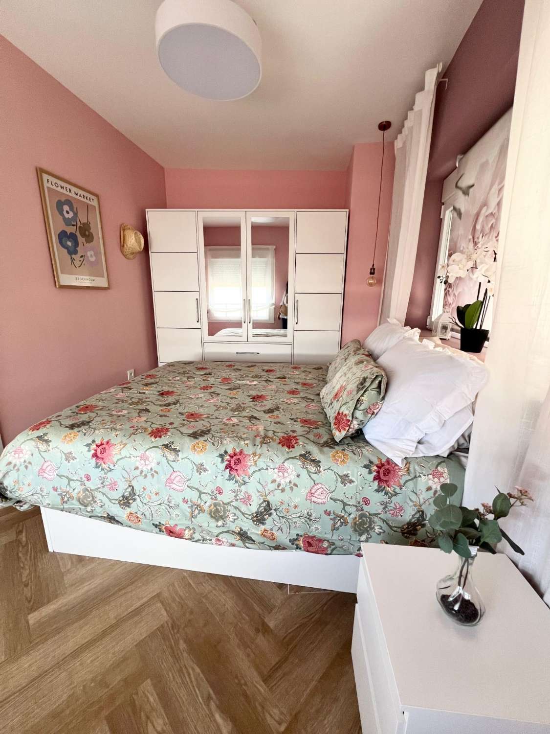 MEDIA TEMPORADA. SE ALQUILA DESDE  1.9.25-30.6.26   PRECIOSO APARTAMENTO   EN 1ª LÍNEA DE PLAYA CON VISTAS LATERALES AL MAR EN BENALMÁDENA.