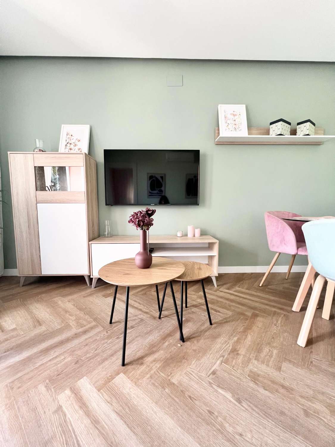MEDIA TEMPORADA. SE ALQUILA DESDE  1.9.25-30.6.26   PRECIOSO APARTAMENTO   EN 1ª LÍNEA DE PLAYA CON VISTAS LATERALES AL MAR EN BENALMÁDENA.