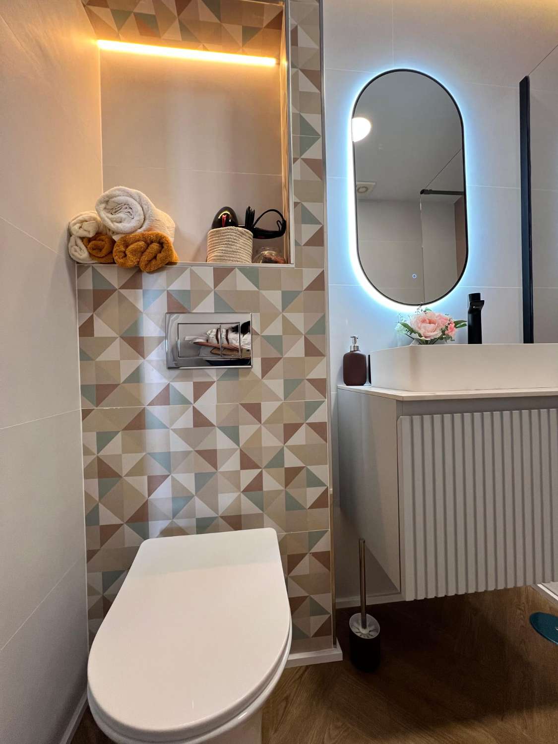 MEDIA TEMPORADA. SE ALQUILA DESDE  1.9.25-30.6.26   PRECIOSO APARTAMENTO   EN 1ª LÍNEA DE PLAYA CON VISTAS LATERALES AL MAR EN BENALMÁDENA.